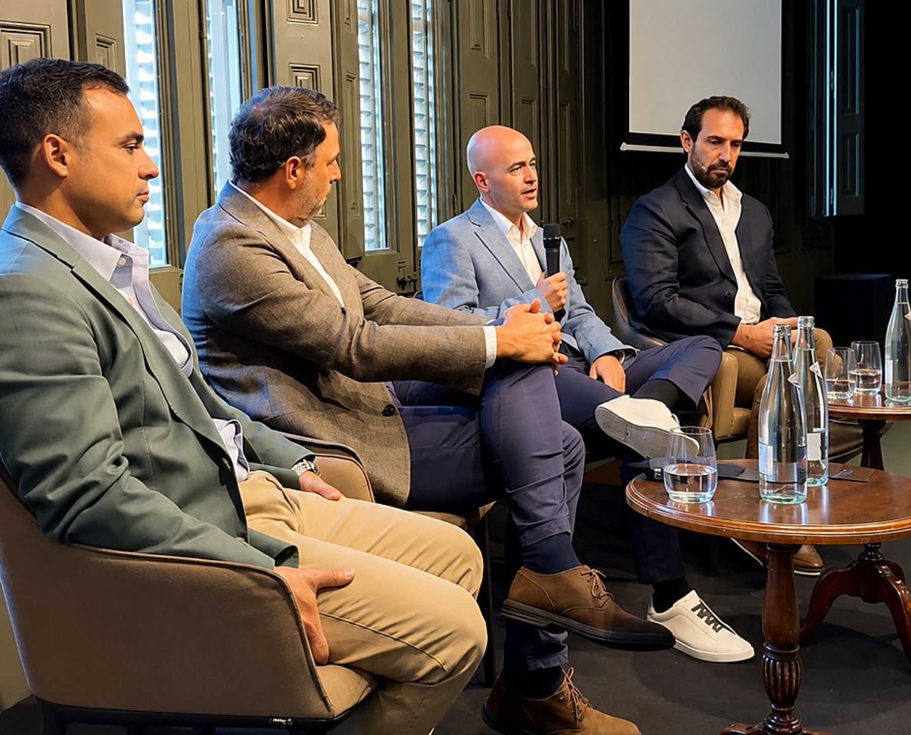 Albert Colías interviene en una mesa redonda junto a otros tres empresarios